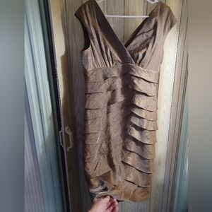 LONDON TIMES Tiered Ruffle V-Neck Sleeveless Metallic Sheath Party Dress Sz 12